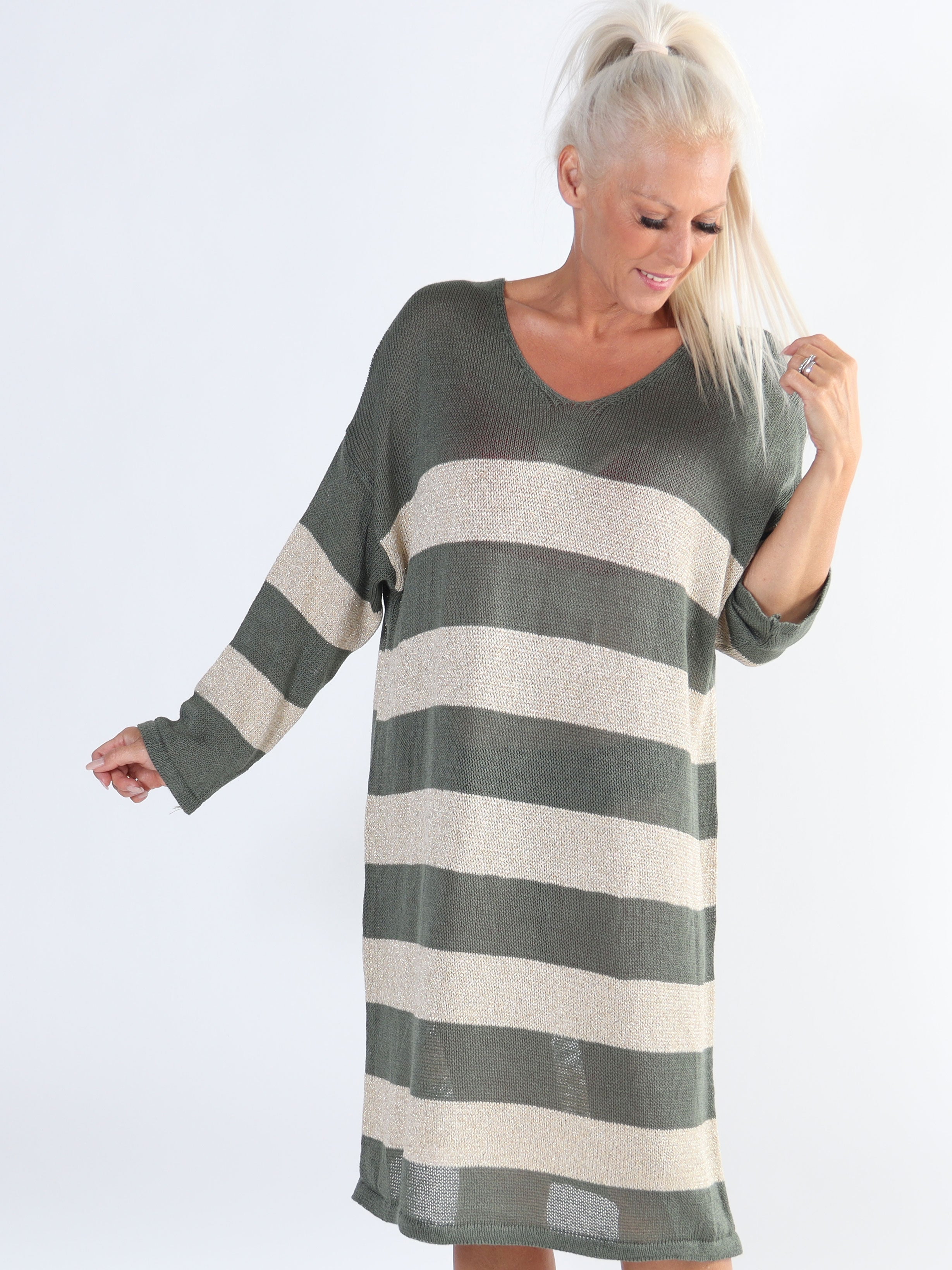 Dima Dress - Plus size stickad klänning i viskos med guld ränder